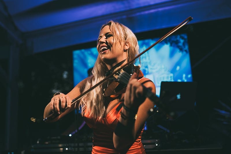 Show-viulisti Elisa Järvelä nostaa tunnelman kattoon DBTL-festivaalien Lanson VIP -alueella. Kuva: Valtteri Hentilä / DBTL