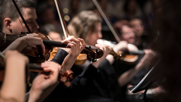 kuvassa klassisen musiikin orkesteri - pääsiäinen 2025