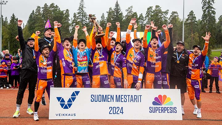 superpesis ja suomen mestari 2024 mestari sotkamon jymy juhlistaa voittoaan kädet ilmassa